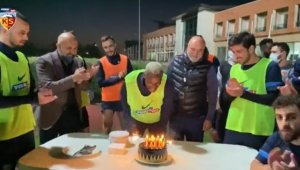 Mame Baba Thiam'a antrenman sonrası sürpriz doğum günü