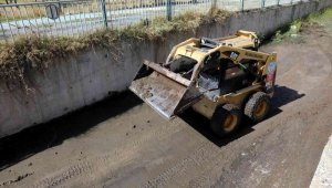 Melikgazi'de taşkın suyu kanalları temizleniyor