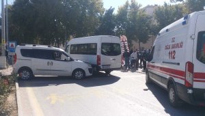 Öğrenci servisi kaza yaptı: 2 yaralı