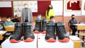 Talas'tan Sakaltutanlı öğrencilere kışlık bot