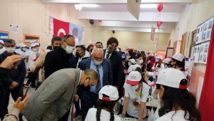 Tomarza Atatürk Ortaokulu'nda TÜBİTAK 4006 Bilim Fuarı açıldı