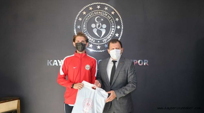 Yarı maratonda madalya kazanan Atletler İl Müdürü Kabakcı'yı ziyaret etti