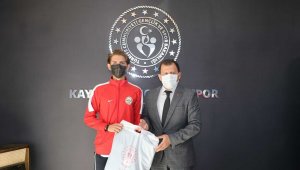 Yarı maratonda madalya kazanan Atletler İl Müdürü Kabakcı'yı ziyaret etti