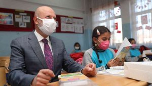 'Kocasinan Okuyor' Projesinde öğrencilere kitap seti dağıtıldı