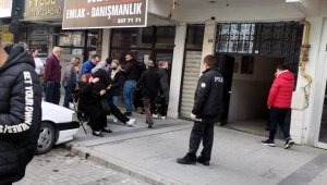 Annesini öldürüp babasını yaralayan şahıs hayatını kaybetti