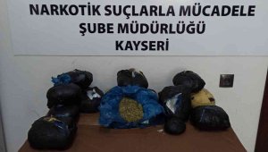 Aracın stepne ve motoruna gizlenmiş 10 kilo esrar ele geçirildi