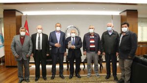 Başkan Büyükkılıç'a Güllüce heyetinden Teşekkür plaketi