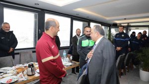 Başkan Yalçın, Talasgücü Belediyespor takımıyla buluştu