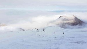 Beyaza bürünen Erciyes'te kar kalınlığı 10 santim oldu
