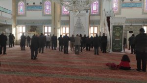 Camilerde saflar yeniden sıklaştı