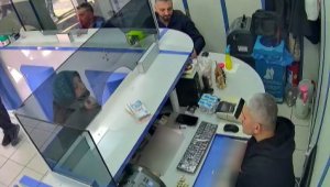 Döviz alan vatandaşa yanlışlıkla 500 dolar fazla verdi