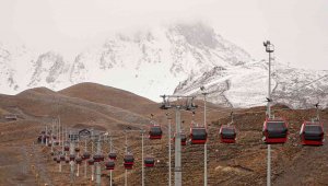 Erciyes'in zirvesi beyaza büründü