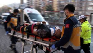 Halk otobüsü, durakta bekleyen otobüse çarptı: 13 yaralı