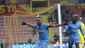 İlhan Parlak ilk golünü attı