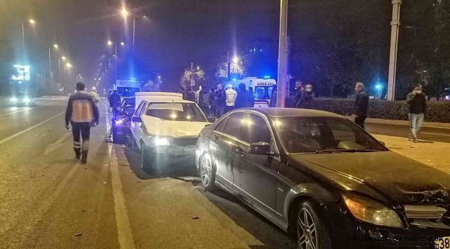 Kayseri'de 5 araçlı zincirleme trafik kazası: 3 yaralı