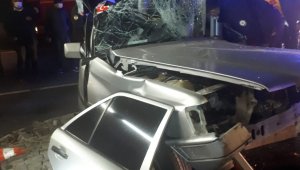 Kayseri'de otomobil yön levhasının direğine çarptı: 1 ölü 2 yaralı