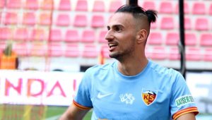 Kayserispor'da Onur Bulut ilk kez kırmızı kart gördü