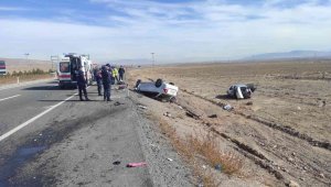 Kaza yapan otomobiller tarlaya uçtu: 5 yaralı