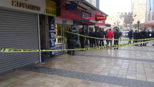 Kuyumcuda bıçaklı kavga: 1 yaralı