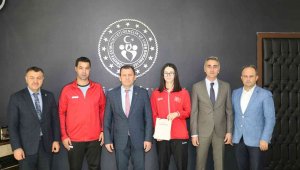 Özge Yılmaz Ali İhsan Kabakcı'yı ziyaret etti