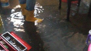 Su borusu patladı vatandaşın evini su bastı