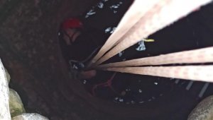 Su kuyusuna düşen keçi 4 saatlik çalışma sonrası kurtarıldı