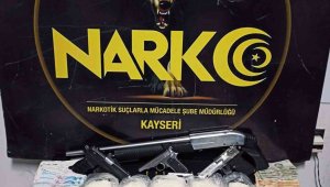 Şüpheli araçta uyuşturucu ticaretinin hesap çetelesi çıktı