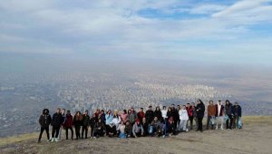 Üniversite öğrencileri Ali Dağı'nda 65 poşet çöp topladı