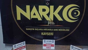 Yakalanacaklarını anlayınca uyuşturucuyu saçtılar