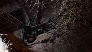 Bahçeye uçan otomobilden yara almadan çıktı, yardım istemeye gitti