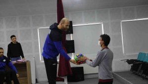 Develi Belediyespor takımı oyuncuları öğrencilerle bir araya geldi