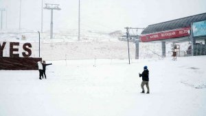 Erciyes'te sevindiren kar yağışı