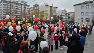 İlkokul öğrencileri, Atatürk'e yazdıkları mektupları gökyüzüne bıraktı