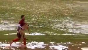 Maçı durduran köpeği futbolcu kucağına alarak çıkardı