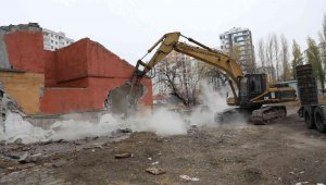 Melikgazi'de tehlike arz eden ve metruk yapılar yıkılıyor