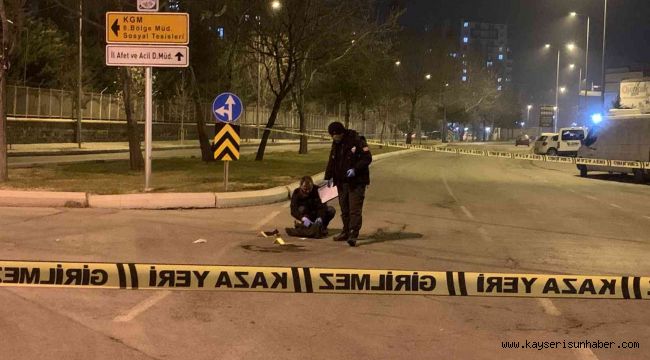 Yolda yürürken otomobilden açılan ateş sonucu yaralandı