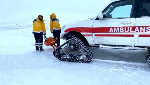 112 ekipleri paletli ambulanslarla kar-kış dinlemedi hastaların imdadına yetişti