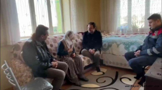 83 yaşındaki Zeliha teyze nöbet tutan askerler üşümemesi için çorap ördü
