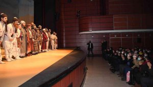 Başkan Büyükkılıç, devlet tiyatrosunda 'Hacı Bektaş' tiyatro oyununu izledi