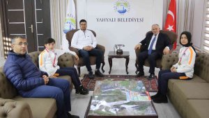 Başkan Öztürk başarılı kayakçıları tebrik etti