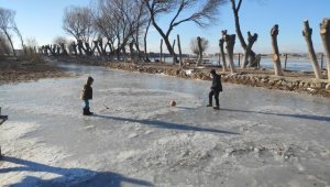 Buz tutan göletin üzerinde top oynadılar