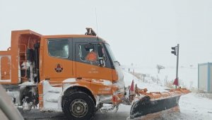 Develi-Adana yolu kar yağışı nedeniyle trafiğe kapandı