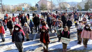 Develi protokolü karne gününde öğrencilerle birlikte