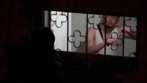 Evi yakmaya çalıştı, bıçakla eşini rehin aldı