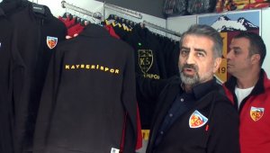 Gol atan futbolcunun forması Store'da