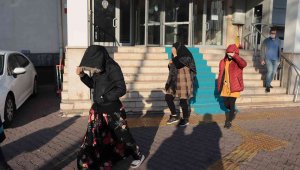 Kapıyı kırmaya çalışan 3 kadın hırsız suçüstü yakalandı