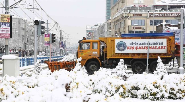 Kayseri Büyükşehir'in kar ve tipi ile mücadelesi sürüyor