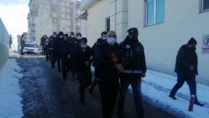 Kayseri merkezli 3 ilde kaçak telefon operasyonunda gözaltına alınan 9 kişi adliyede