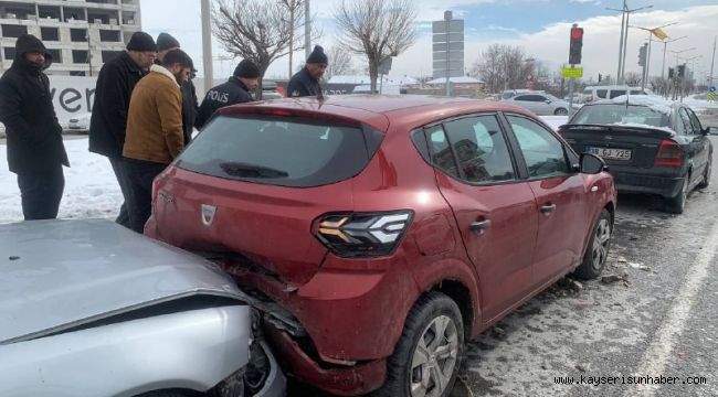 Kayseri'de zincirleme kaza: 2 yaralı