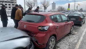 Kayseri'de zincirleme kaza: 2 yaralı
